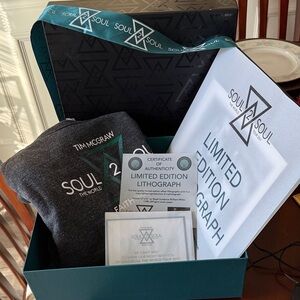 Soul2Soul Limited Edition VIP box with exclusive Lithograph and sweatshirt